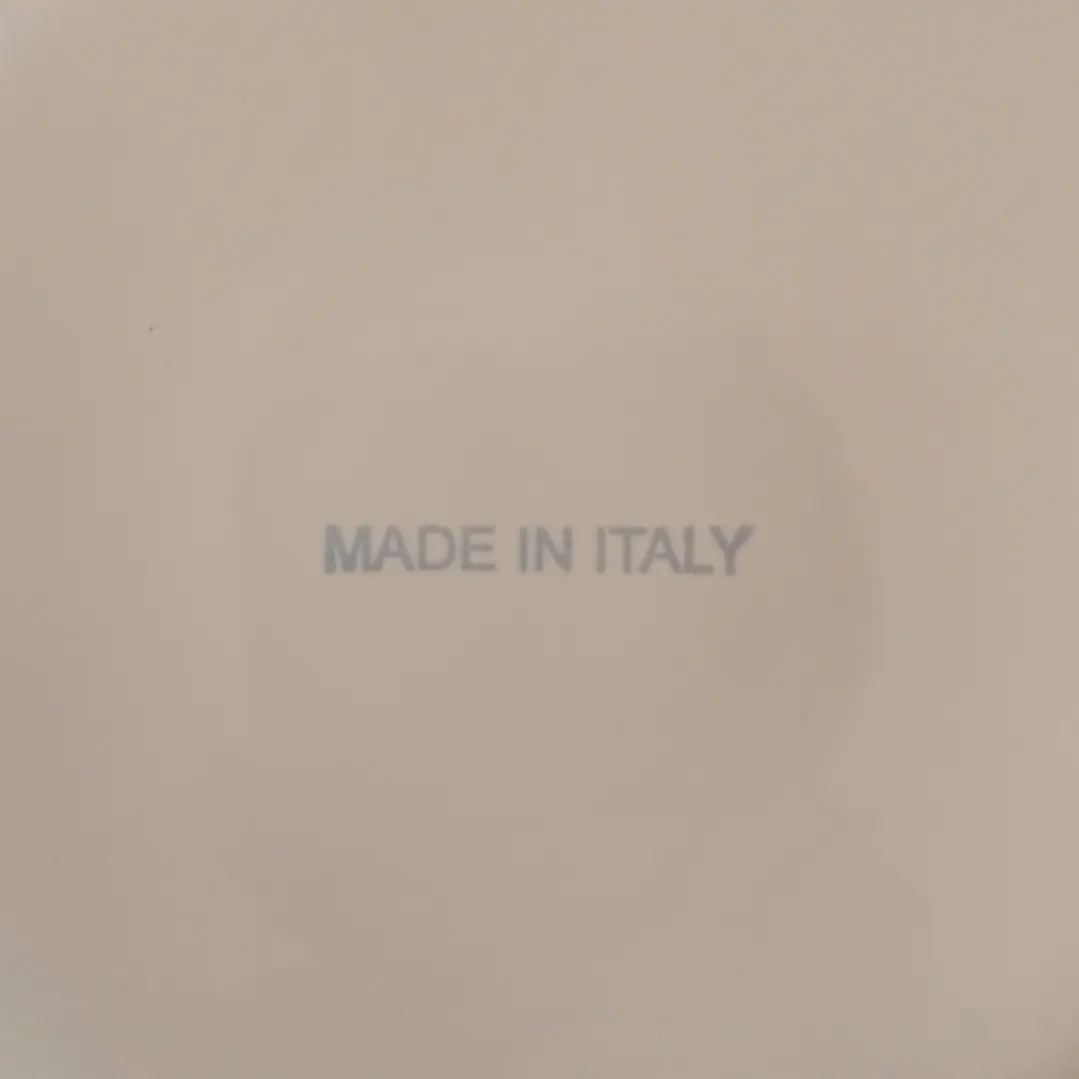 Plato base grande con relieve • Italia 3