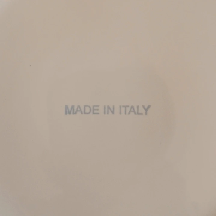 Plato base grande con relieve • Italia 3