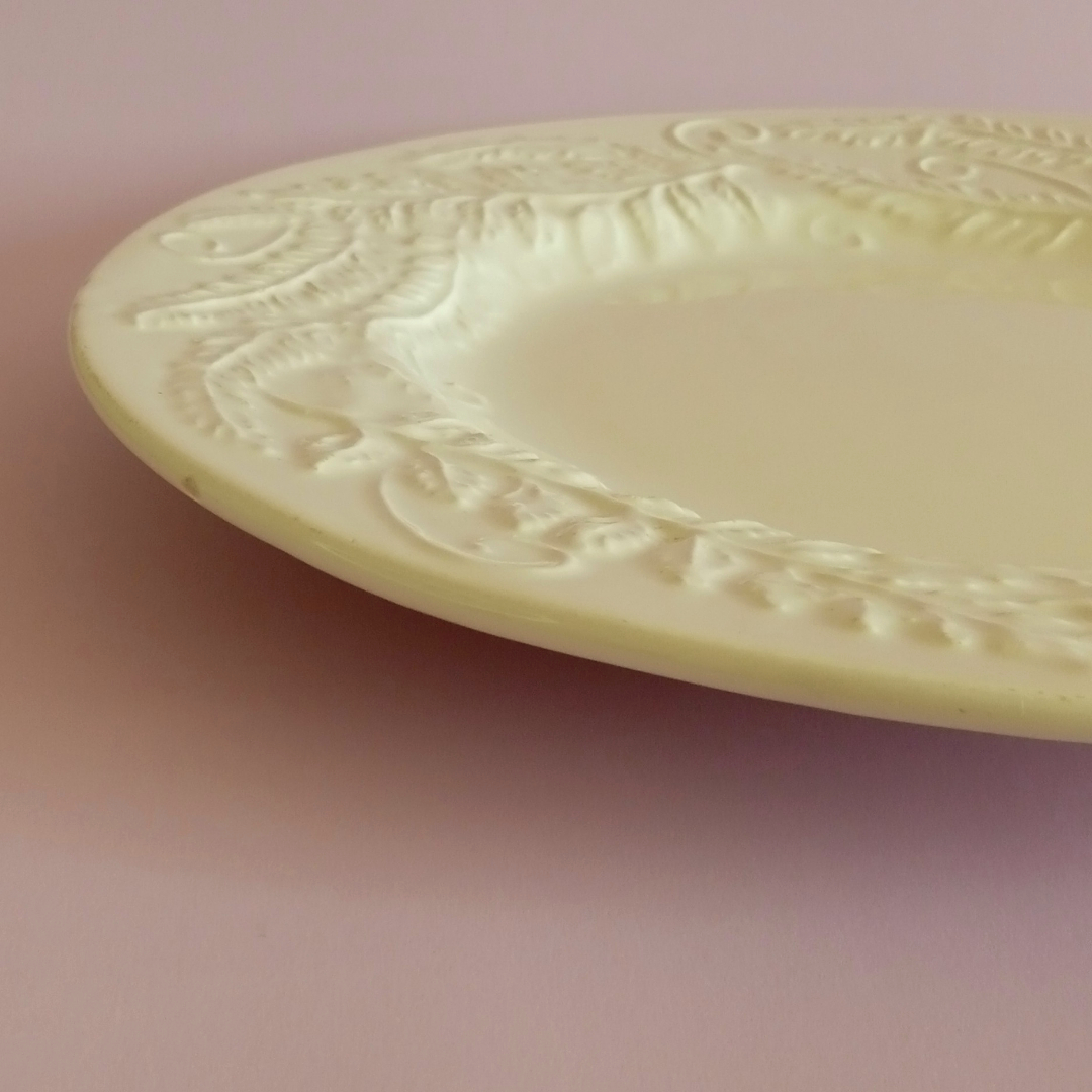 Plato base grande con relieve • Italia 6