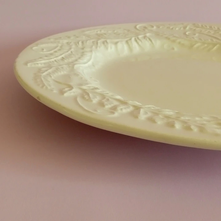 Plato base grande con relieve • Italia 6