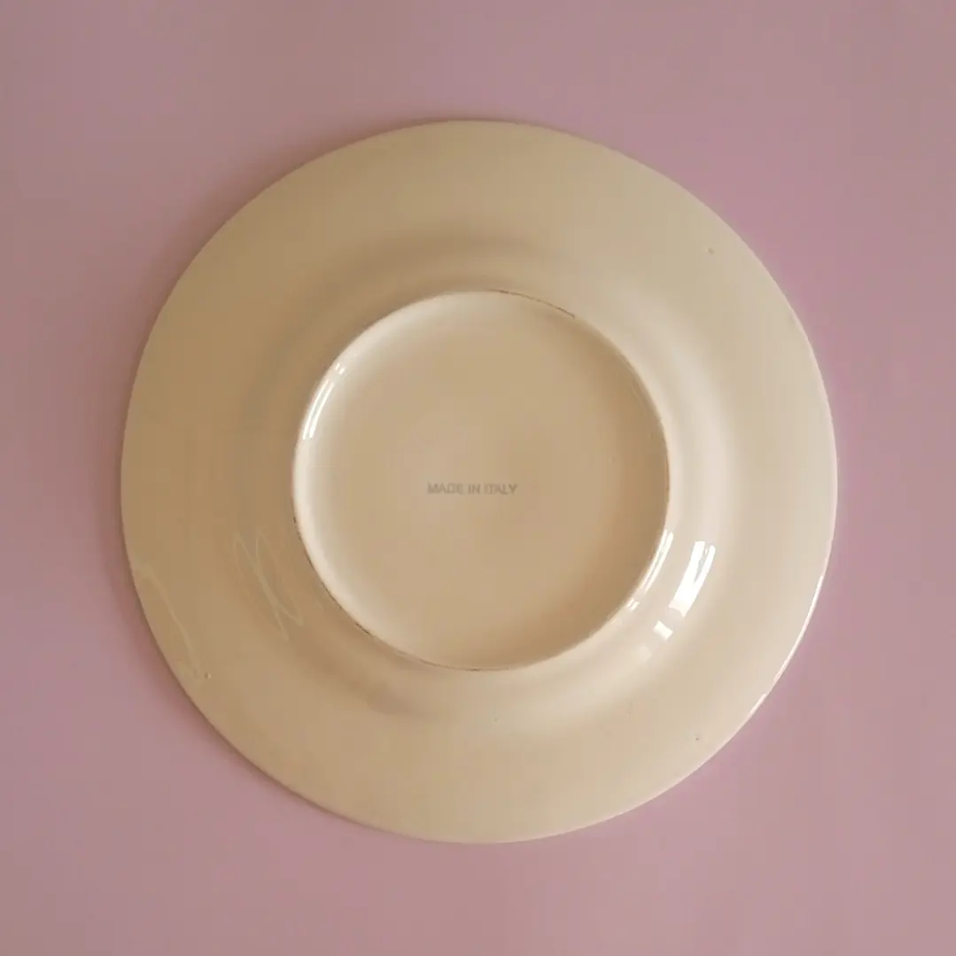 Plato base grande con relieve • Italia 5