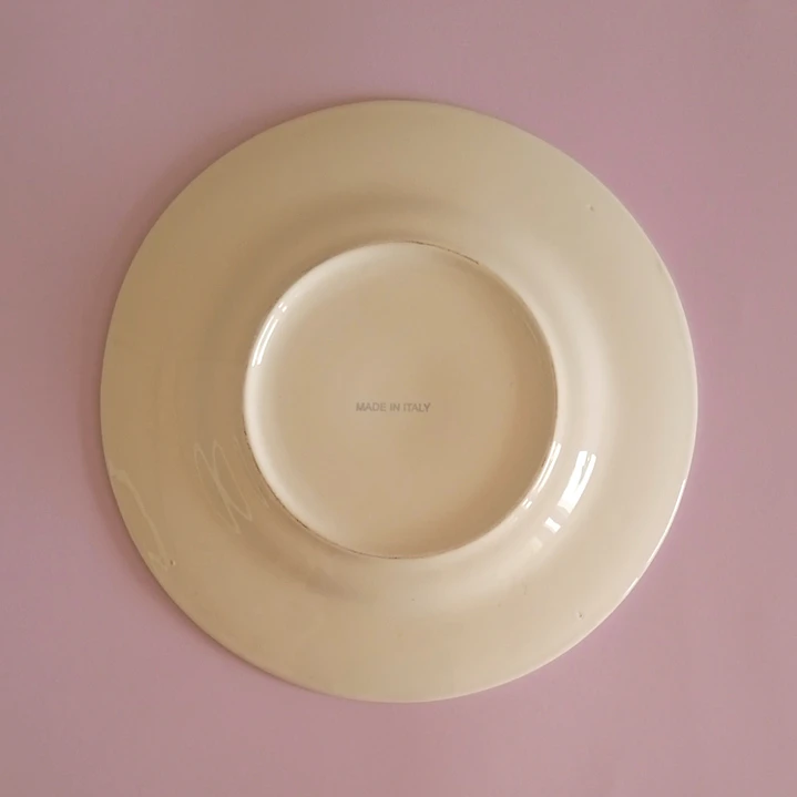 Plato base grande con relieve • Italia 5