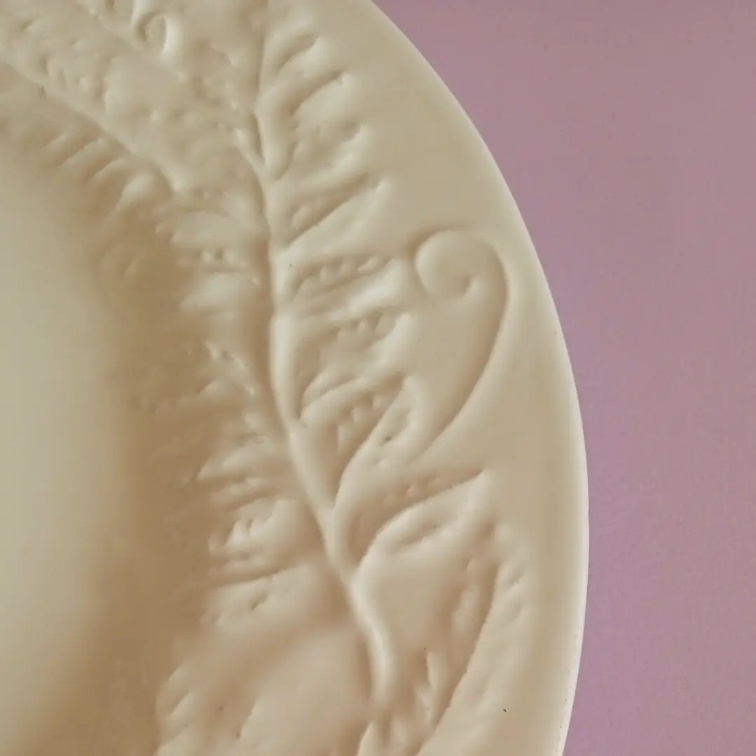 Plato base grande con relieve • Italia 4