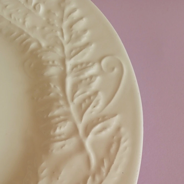 Plato base grande con relieve • Italia 4