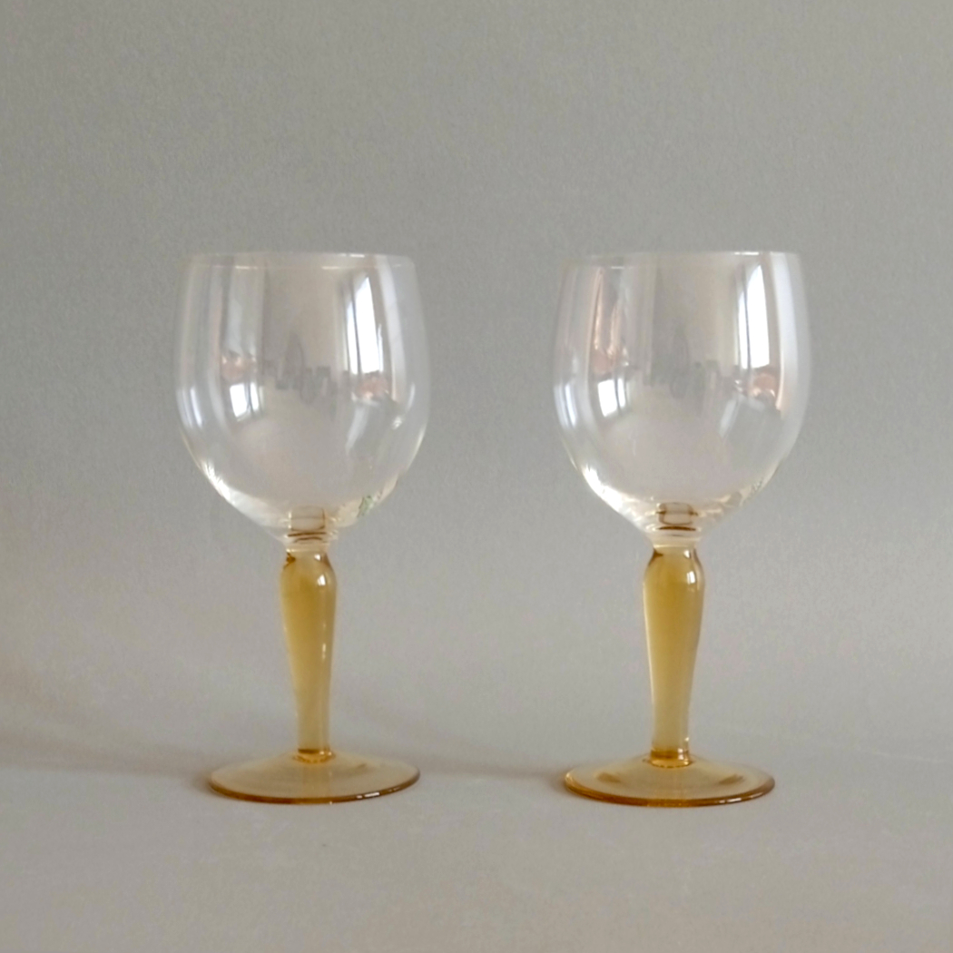 Par de pequeñas copas de cristal soplado europeo vintage • color champagne