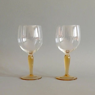 Par de pequeñas copas de cristal soplado europeo vintage • color champagne