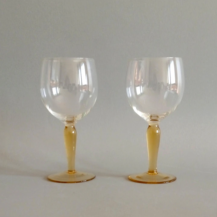 Par de pequeñas copas de cristal soplado europeo vintage • color champagne 1