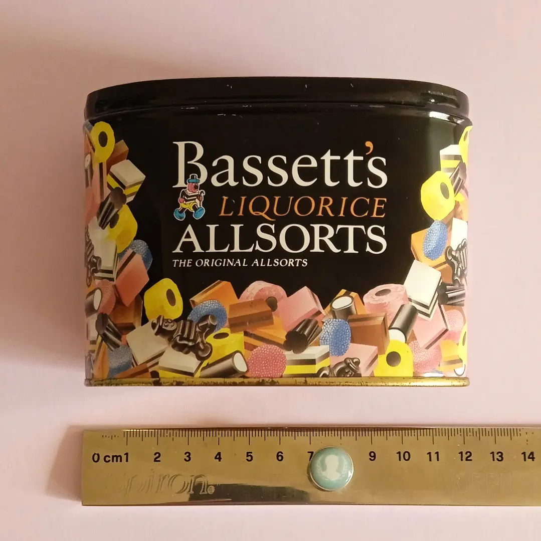 Lata decorativa inglesa de dulces Bassett's Liquorice Allsorts • sin tapa 5