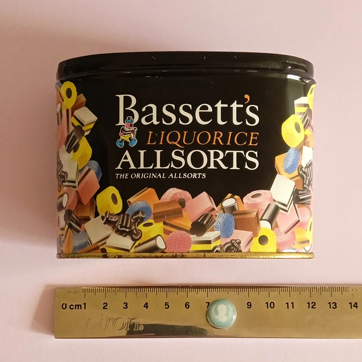 Lata decorativa inglesa de dulces Bassett's Liquorice Allsorts • sin tapa 5