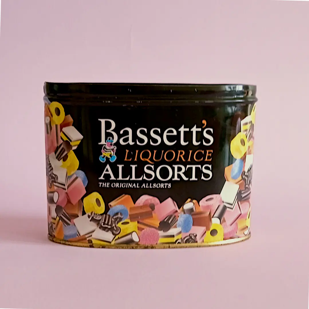 Lata decorativa inglesa de dulces Bassett's Liquorice Allsorts • sin tapa 2
