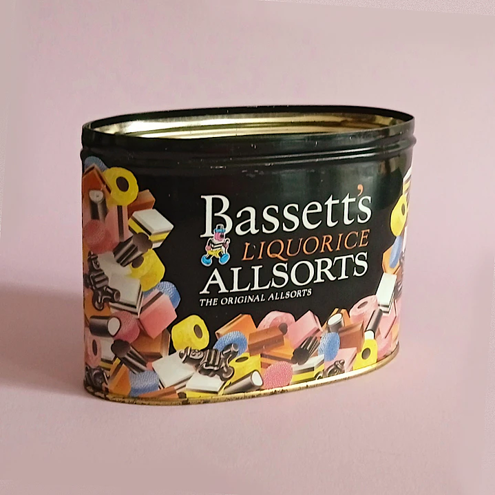 Lata decorativa inglesa de dulces Bassett's Liquorice Allsorts • sin tapa 1