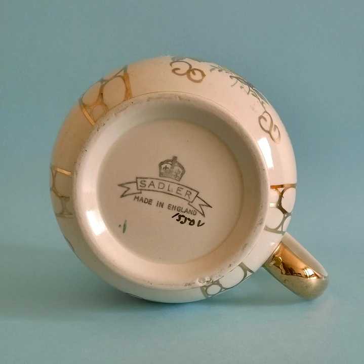 Jarra inglesa Sadler con detalles dorados • c. 1950 3