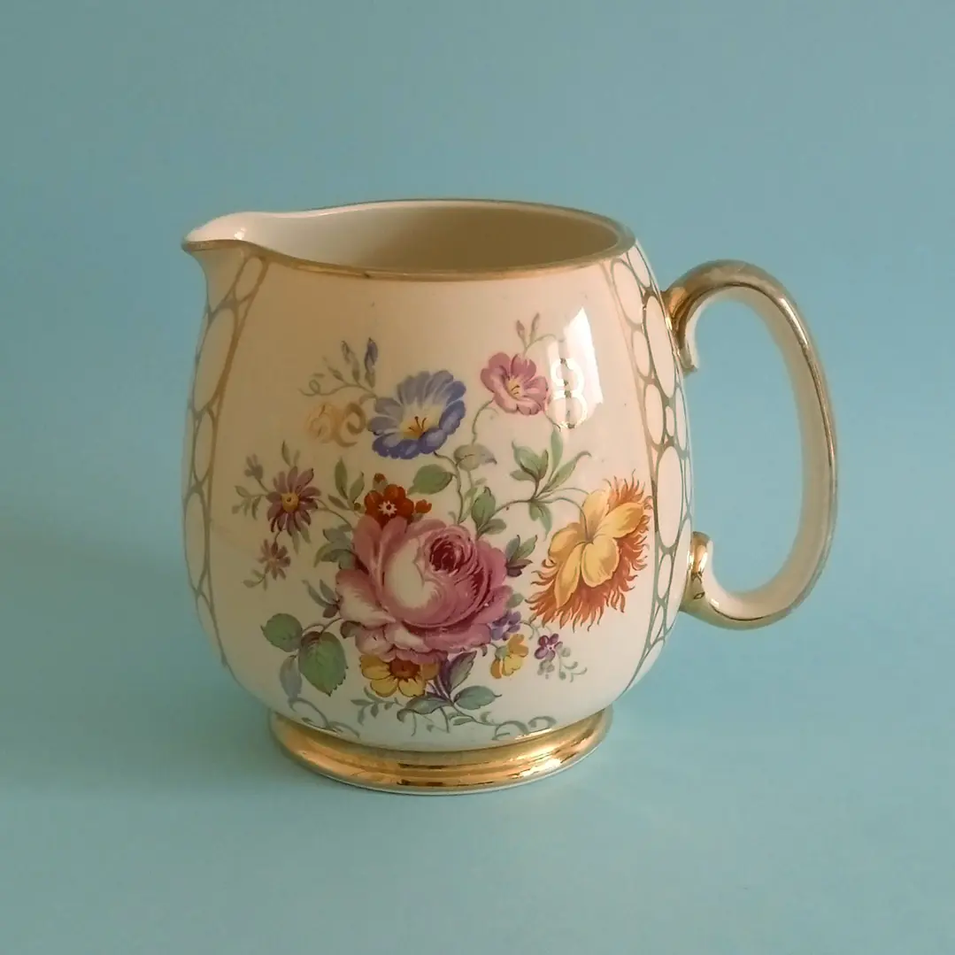 Jarra inglesa Sadler con detalles dorados • c. 1950 1