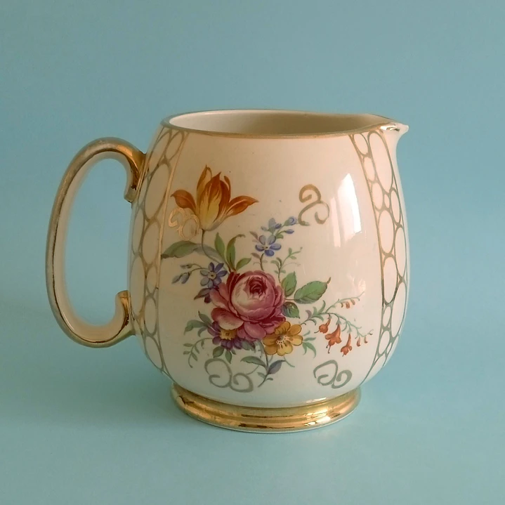 Jarra inglesa Sadler con detalles dorados • c. 1950 2