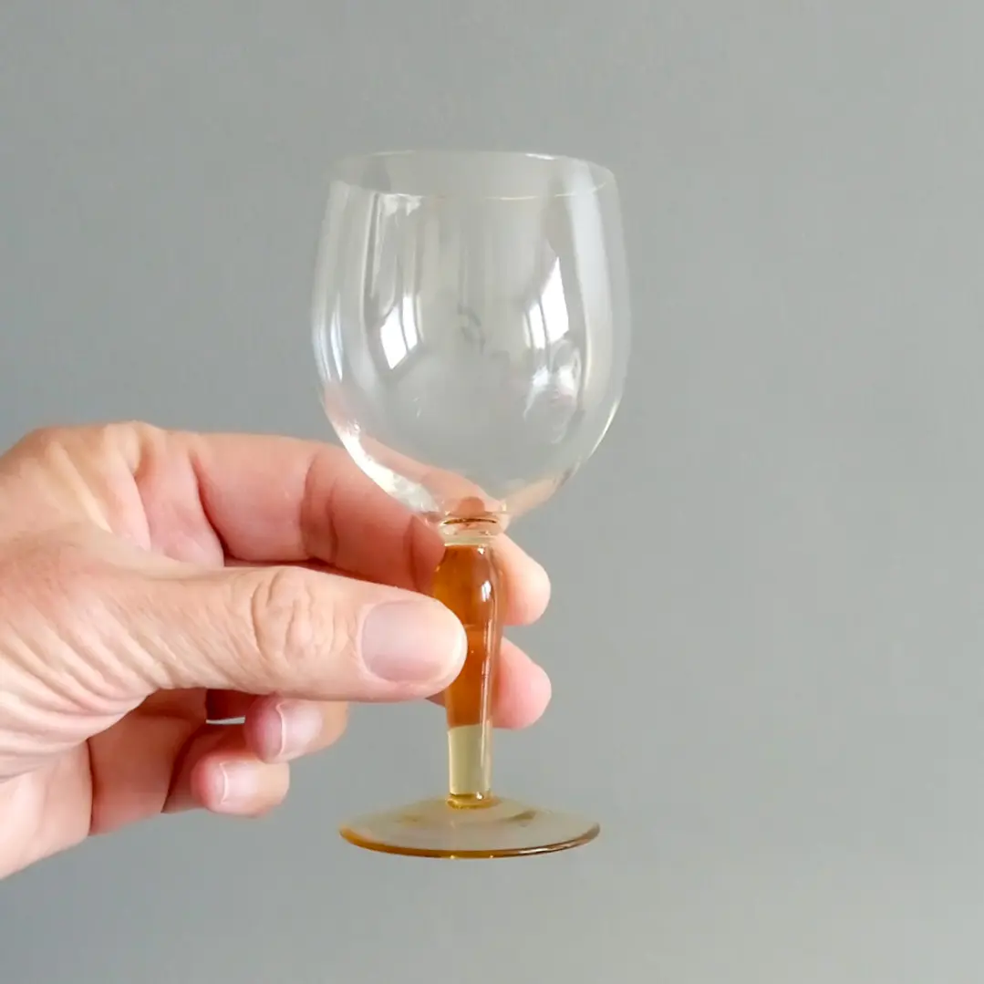 Par de pequeñas copas de cristal soplado europeo vintage • color champagne 2