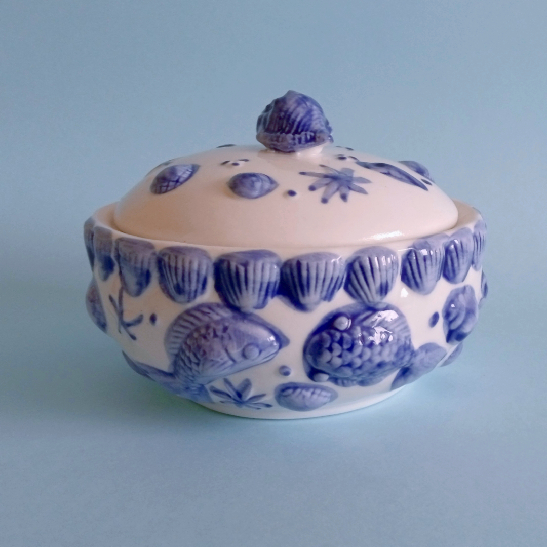 Caja de porcelana redonda con decoración marina en relieve