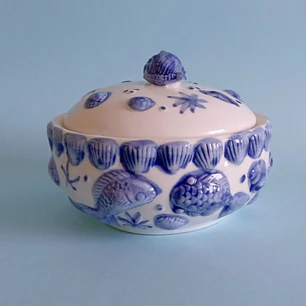Caja de porcelana redonda con decoración marina en relieve