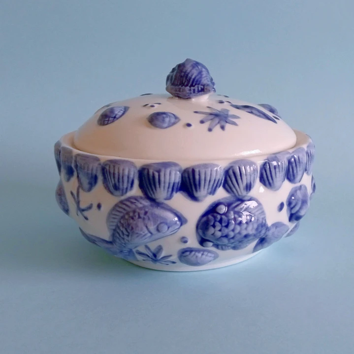 Caja de porcelana redonda con decoración marina en relieve 1