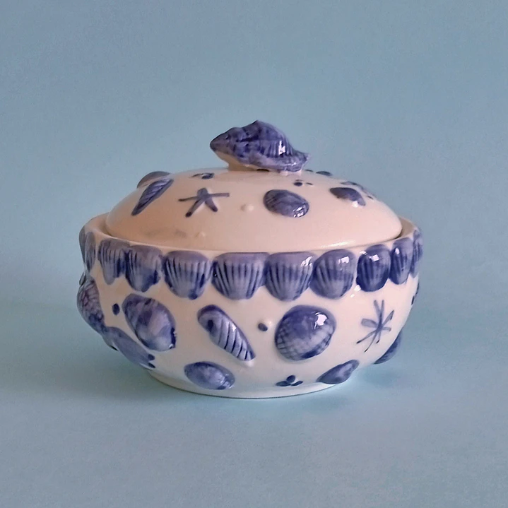 Caja de porcelana redonda con decoración marina en relieve 3