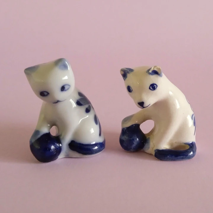 Par de miniaturas de gatitos en porcelana y cerámica enlozada 1