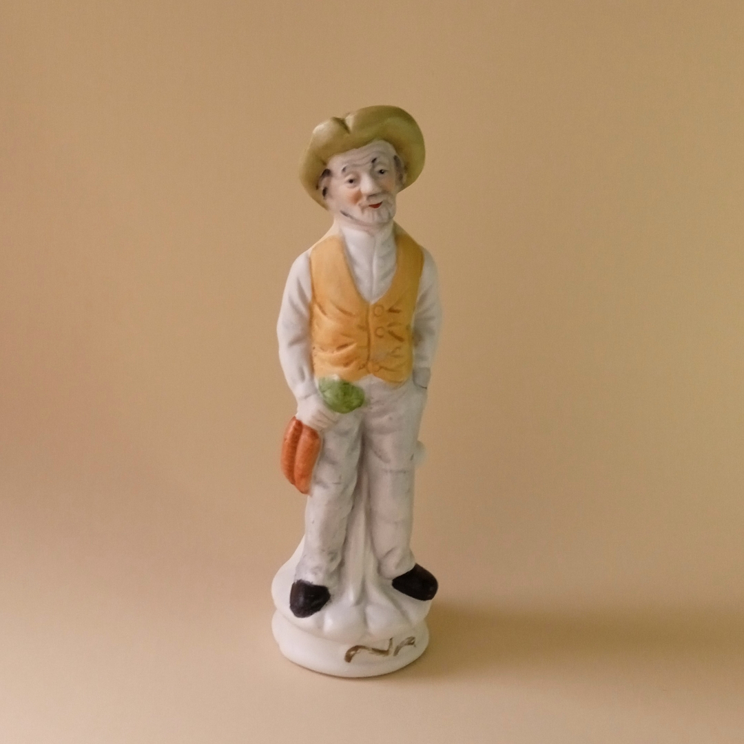 Figura de campesino en porcelana bisque vintage