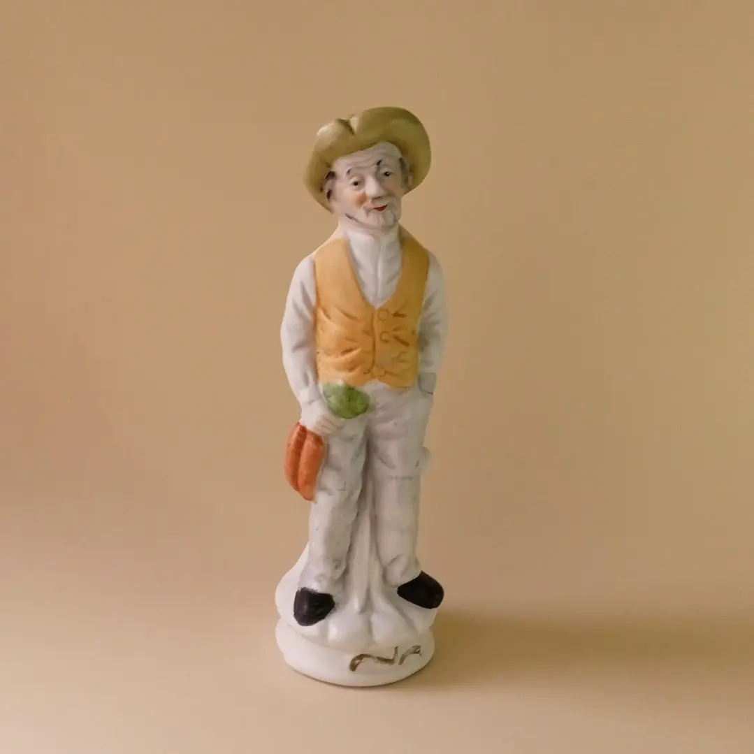 Figura de campesino en porcelana bisque vintage 1