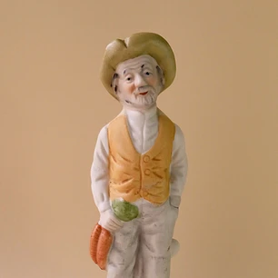 Figura de campesino en porcelana bisque vintage
