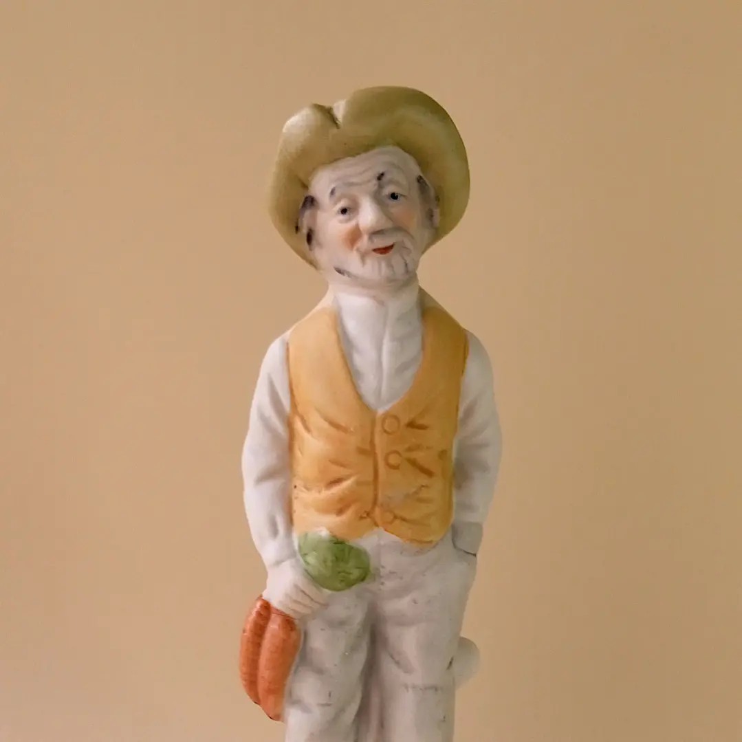Figura de campesino en porcelana bisque vintage 2