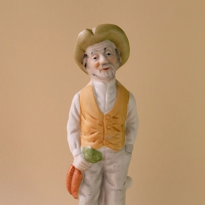 Figura de campesino en porcelana bisque vintage 2