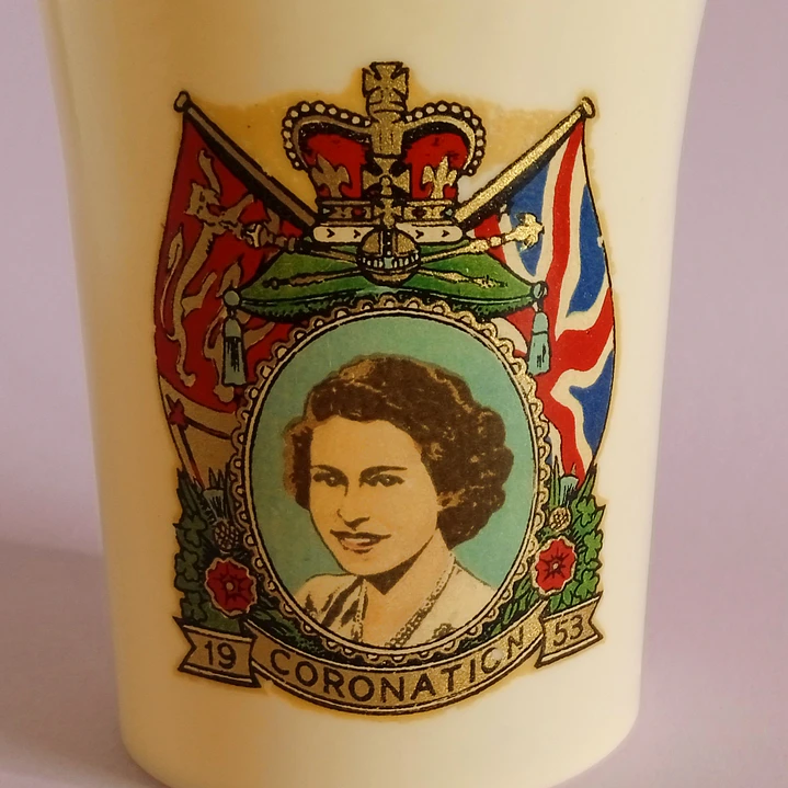 Antiguo vaso conmemorativo de Coronación Isabel II • Inglaterra 1953 2