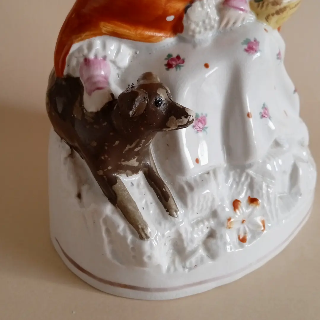 Figura antigua de Caperucita Roja • cerámica 4