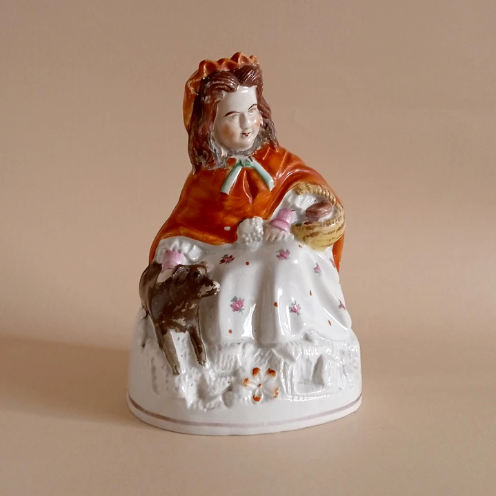 Figura antigua de Caperucita Roja • cerámica 1