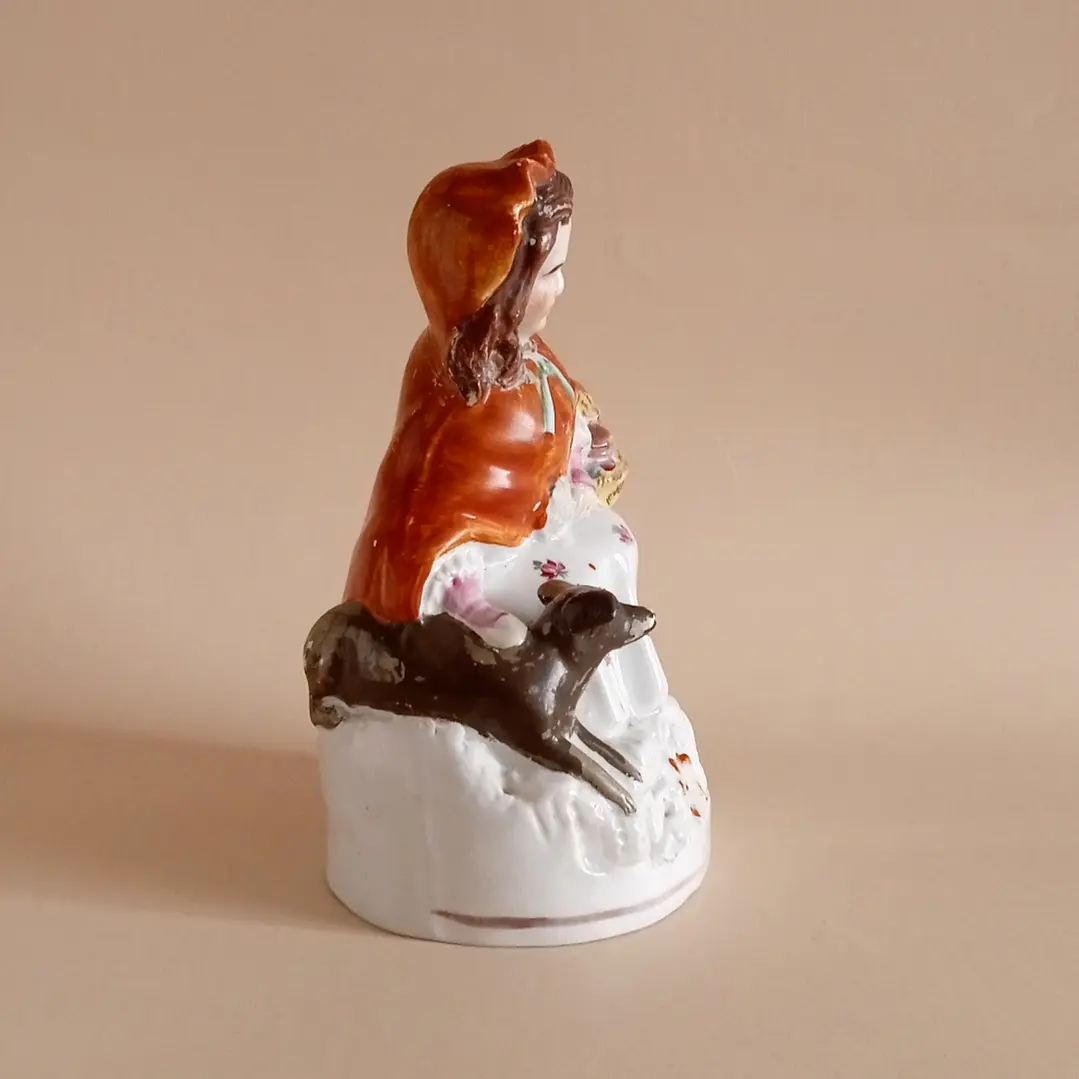 Figura antigua de Caperucita Roja • cerámica 2