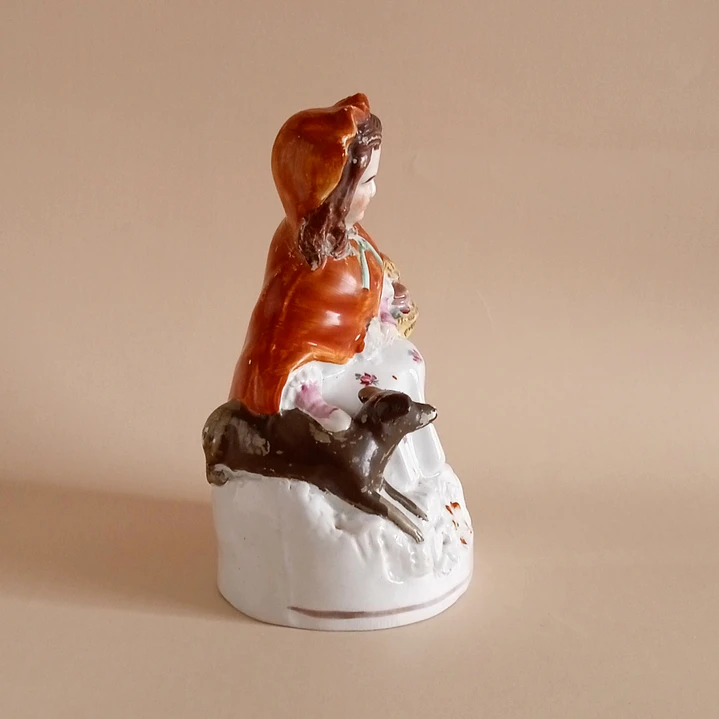 Figura antigua de Caperucita Roja • cerámica 2