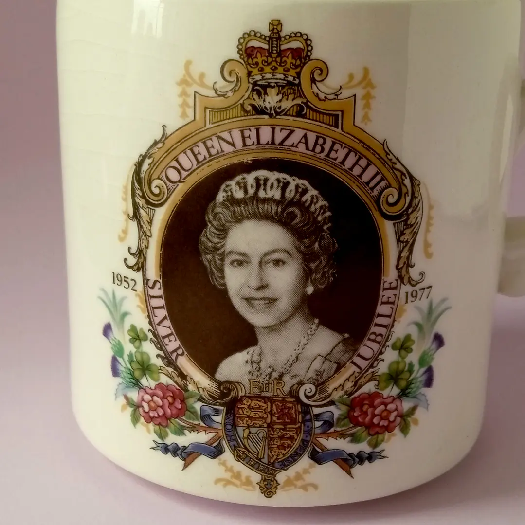 Tazón conmemorativo Jubileo de Plata Reina Isabel II • 1977 3