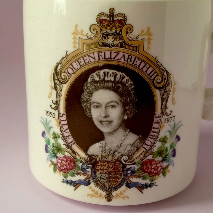 Tazón conmemorativo Jubileo de Plata Reina Isabel II • 1977 3