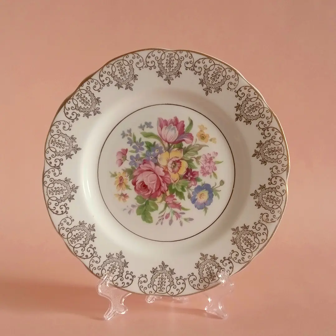 Plato inglés de porcelana • decoración floral y dorada 1