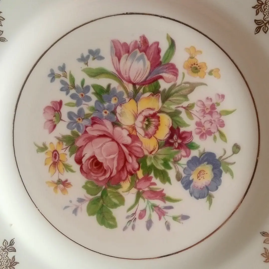 Plato inglés de porcelana • decoración floral y dorada 2