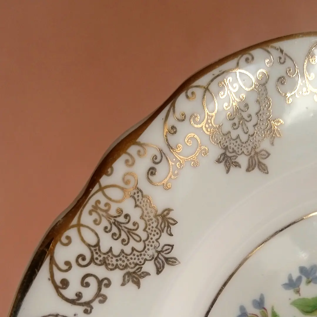 Plato inglés de porcelana • decoración floral y dorada 3
