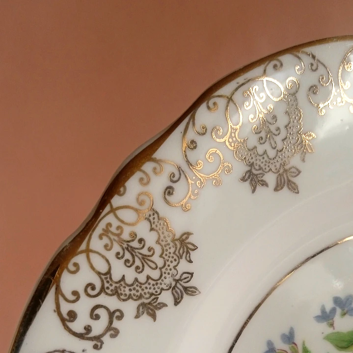 Plato inglés de porcelana • decoración floral y dorada 3