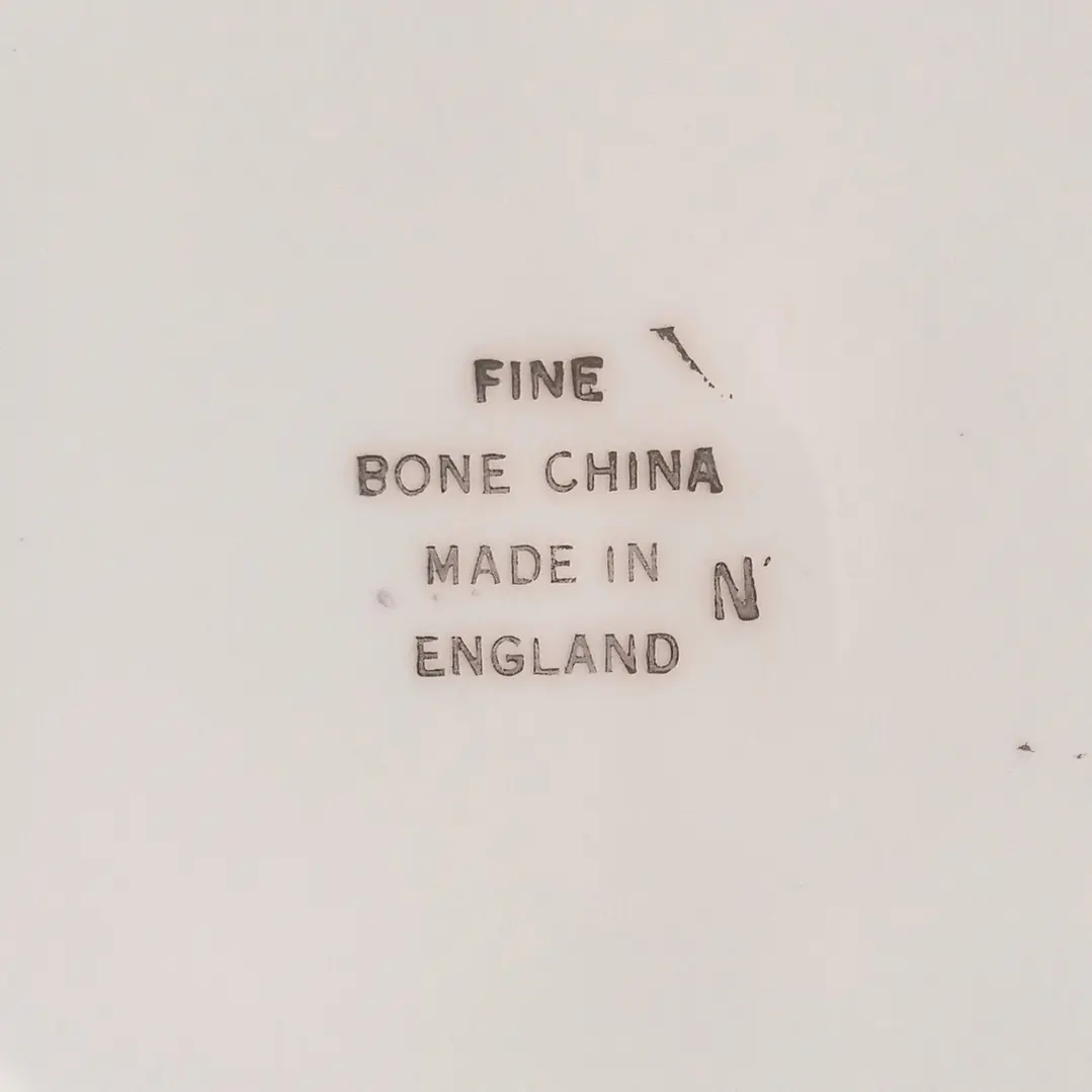 Plato inglés de porcelana • decoración floral y dorada 4