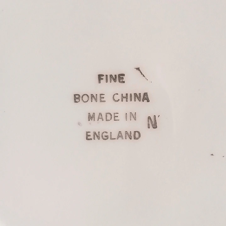 Plato inglés de porcelana • decoración floral y dorada 4