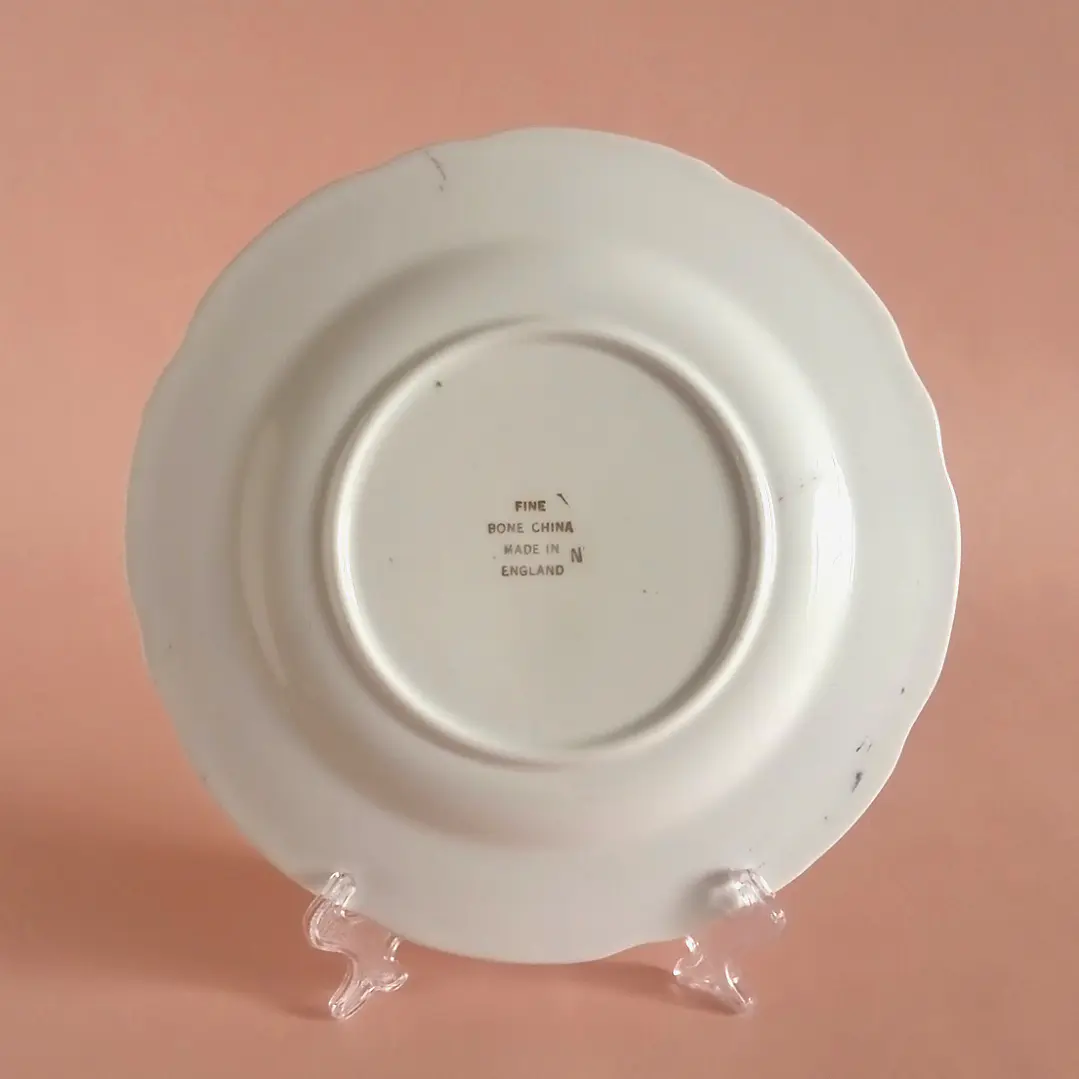 Plato inglés de porcelana • decoración floral y dorada 5