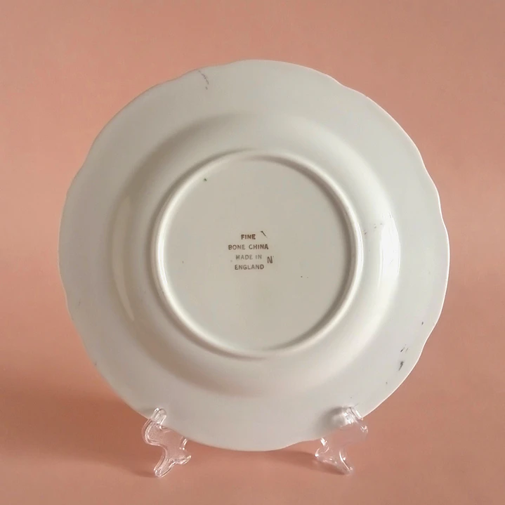 Plato inglés de porcelana • decoración floral y dorada 5
