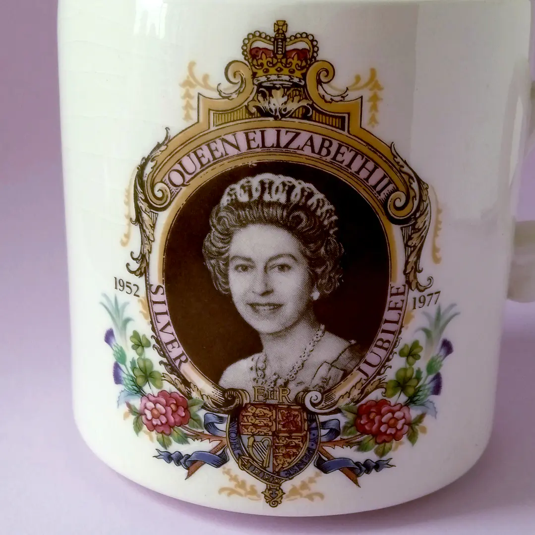 Tazón conmemorativo Jubileo de Plata Reina Isabel II • 1977 3