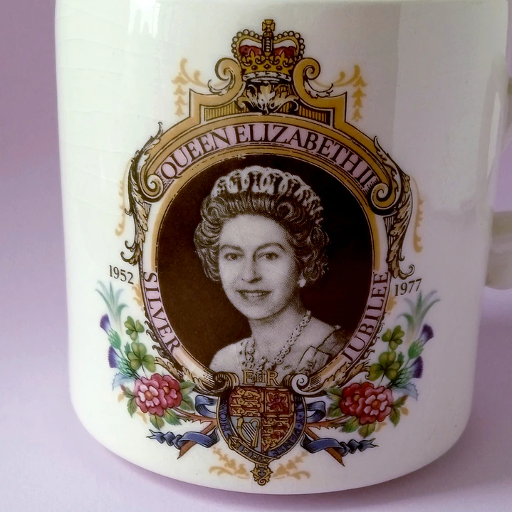 Tazón conmemorativo Jubileo de Plata Reina Isabel II • 1977 3