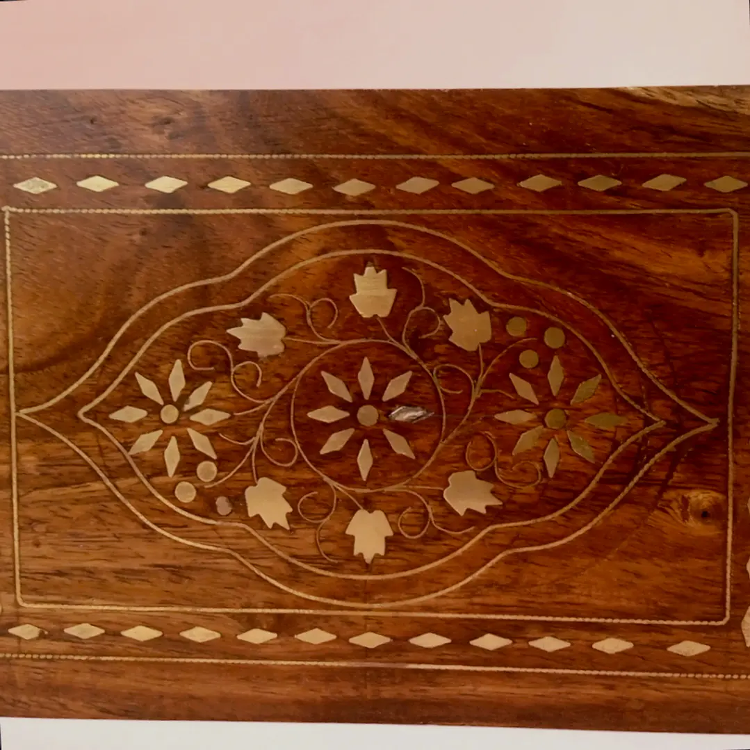Caja artesanal india de madera con incrustaciones de latón 6