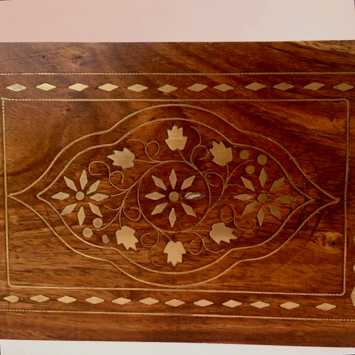Caja artesanal india de madera con incrustaciones de latón 6