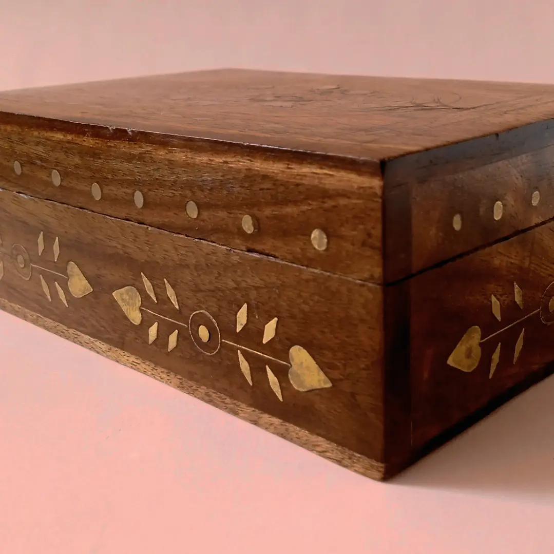 Caja artesanal india de madera con incrustaciones de latón 3