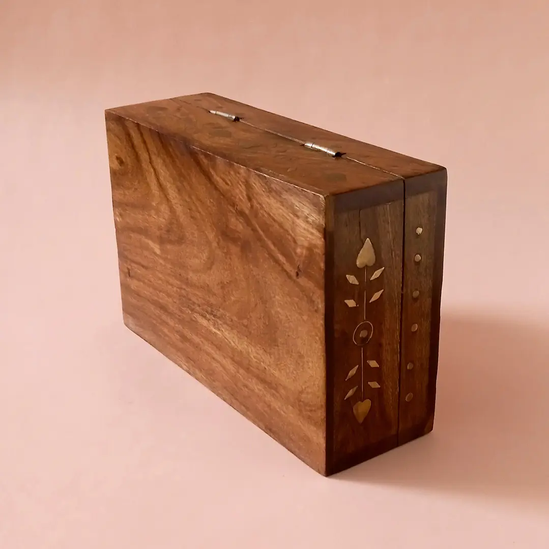 Caja artesanal india de madera con incrustaciones de latón 5